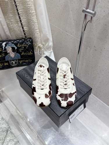 情侣款出厂 dries Van Noten Dvn 复古德训鞋 dries Van Noten 春夏系列 设计师通过改造 扭曲和颠覆经典元素 打造出实用而富有设