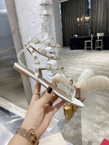 工厂p价p 顶级高端版本 valentino华伦天奴铆钉经典凉鞋 鞋面混种羊皮 内里垫脚混种羊皮 意大利黄牛皮大底纹路清晰与专柜一致 码数35-39 40.41