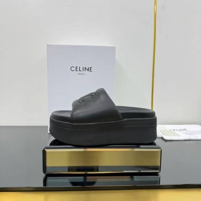 跑量价 赛琳 Celine 2025春夏新款凯旋门厚底沙滩拖鞋上新鞋面采用原版定制全粒面羊皮鞋身带有品牌元素压花图案 面料：全粒面羊皮 内里：羊皮 Size：3