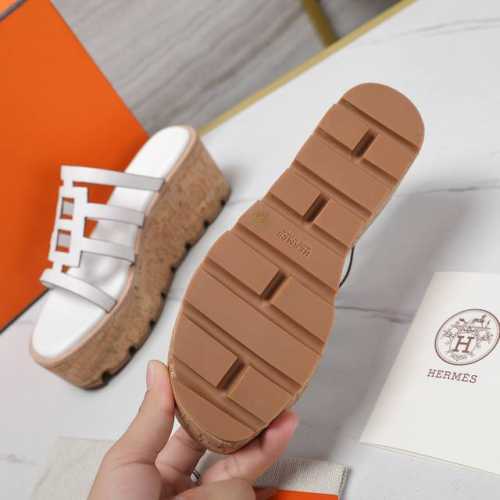 2024爱马仕将经典延续 Hermès 木纹坡跟H拖鞋爱马仕的坡跟凉鞋是我见过最简约最耐看最有气质的！！！任何风格都能hold住，6cm坡跟高度轻松驾驭，颜色统