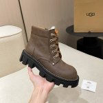UGG。 最高版本官网雪地靴款式百搭时尚： 面料：进口磨砂牛皮 内里和垫脚：澳洲进口纯百分之百的全真羊毛 大底：原版开模橡胶底.超级防滑.轻便. 码数：35:4