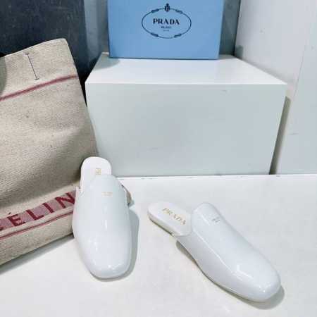 高品质出厂 ！顶级品质PRADA普拉达25春夏走秀新款平底方头包头半拖简单的设计大概就是它最让人喜欢的点 不是烂大街的那种 很有自己的品牌个性！上脚美爆好看又时 - 点击图像关闭