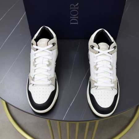 出厂价： Dior 情侣 B57 中底帮运动鞋 是二零二四春季男装系列新品，重新诠释篮球鞋设计，成为 典单品。采用黑色和白色光滑牛皮革精心制作，侧面饰以米色和黑 - 点击图像关闭