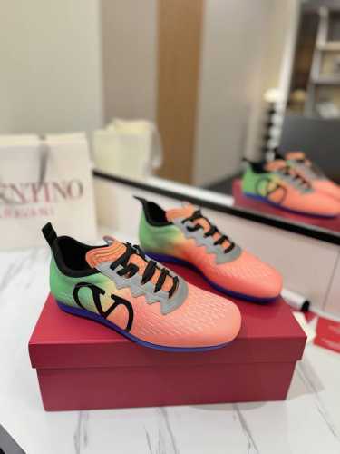出厂 Valentino 2025华伦天奴最新春季运动鞋！专柜推荐Runboot运动轻盈舒适，蓝球鞋、跑步鞋、时尚运动鞋集于一体的多功能设计，演绎酷飒的上脚效果