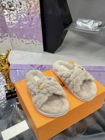 工厂价 Lv热门款 L家24年最新版面new Arrival 羊毛拖鞋 金属字母扣 室内外穿着皆宜。 纯羊羔毛材质，鞋面专业处理粟子头花纹，水台高密度发泡材质， - 点击图像关闭