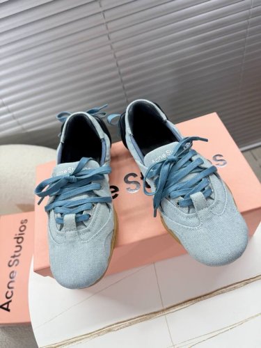 acne Studios 最新款废土芭蕾舞平底鞋，德训鞋~~~ Acne Studios新款芭蕾舞鞋又甜又街头，牛仔布和爆裂皮革的面料带来全新质感。个性与时尚兼