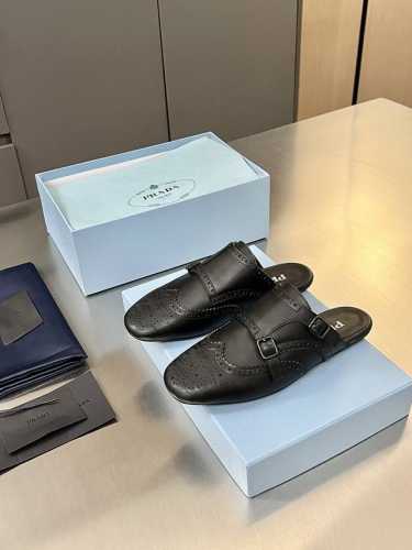 普拉达 Prada 2025春夏走秀款复古手工雕花皮雕扣平底鞋 时髦精的狂爱，走秀款整个鞋子采用原版1：1做旧工艺，鞋头采用复古镂空设计皮带扣点缀复古时髦感满满