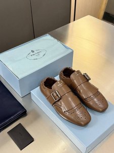 普拉达 Prada 2025春夏走秀款复古流苏乐福鞋 时髦精的狂爱，走秀款整个鞋子采用原版1：1做旧工艺，鞋头采用复古镂空设计流苏点缀复古时髦感满满 后跟松紧带