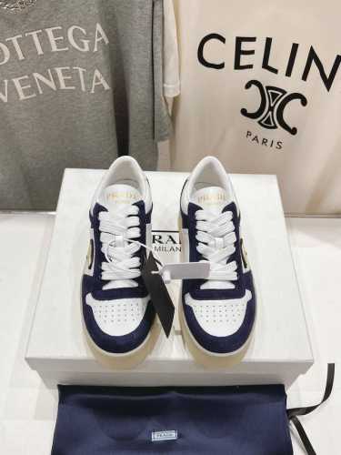 高版本出厂 prada 普拉达 25ss新款系带厚底小白鞋休闲运动鞋这款运动鞋延续经久不衰的轮廓，是新款经典单品采用小牛 精心制作， 提升格调 款式轻盈，四季皆