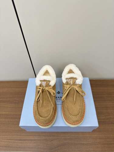 Prada 24秋冬新款羊毛款厚底乐福鞋 复古休闲运动鞋再次升级 鞋舌新增品牌Logo三角形装饰设计 立体有质感 原版1:1开发 经典款鞋型特别的耐看 面料：牛