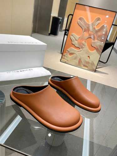 JW Anderson #穆勒拖牛皮 极小众的一个英国品牌 但并不影响它的受欢迎程度. 一经上线 已经火速售罄 原楦开模 经过多版改进 鞋头版型为饱和状 穆勒鞋
