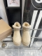 UGG 24ss 秋冬季人手必备单品雪地靴 搭配系数也是百分百 炸好看 比较设计的款，随心所欲 雪地靴显腿细 百搭单品 时尚感十足穿上气场爆涨 瞬间拉长腿型 鞋