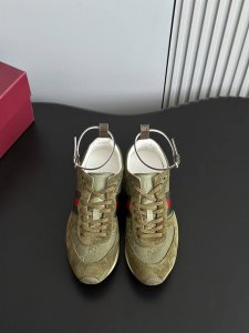 gucc*25新款Re-Motio系列阿甘运动鞋 这款运动鞋可两穿，可拆卸可调节踝部绑带，轻盈且灵活的外底经过特殊处理，洋溢着浓郁的复古风情。 鞋面采用原版定制