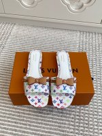 Louis L驴家LV x TM联名款村上隆 黑白三彩平底 猫跟凉拖鞋顶级品质本款 6AM 蝴蝶结凉拖出自路易威登 x 村上隆再版系列，为全幅 Monogram