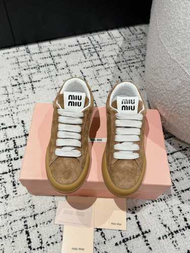 Miumiu丨缪缪 24 新款美式复古风休闲鞋 颜值担当火爆款脏脏鞋 不得不入的一款～做旧时尚，简约高级 随意搭配上脚非常舒适，年度必入款！早春最新走秀款运动小