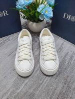 橙子出厂价p Dior 迪奥 B33运动鞋 滑板鞋 低帮休闲鞋板鞋 情侣款 采用迪奥灰牛皮革精心制作，侧面饰以同色调 Cd Diamond 图案帆布镶片。 Cd