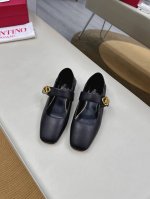 valentino Garavabi 新V扣饰带芭蕾鞋平底鞋 出厂价pp 水晶烫钻20 顶级版本 欢迎比对. 专柜新品 网红街拍都爱搭配的腔调单品哦~ 在Bal