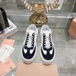 出厂 miu家2025春夏新品 专柜最新爆款做拼色厚底休闲鞋系列 时尚 简约高级 随意搭配 上脚非常轻便舒适 今年主推款 时尚 简约高级 随意搭配 上脚非常舒适