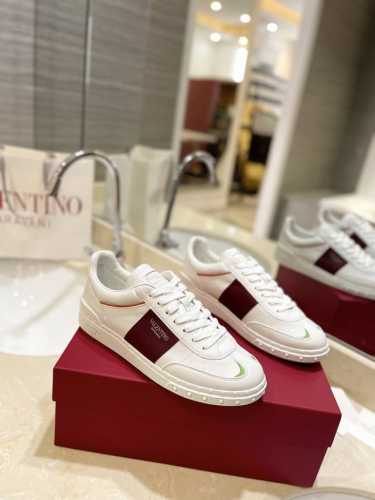出厂男女同 Valentino专柜同步新款德训鞋低帮休闲运动鞋 专业高端，完美复刻，品质一流！ 全部采用原版1:1材料制作，独家开模！ 面料高丝光牛猄 Tpu材