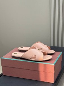 lp Ss25 New Arrival～ Lp 夏日松弛感，来自简约的设计和精良用材 简单中包含韵味兼具舒适度！ 小牛皮鞋面，牛皮底 Size 35-41 40