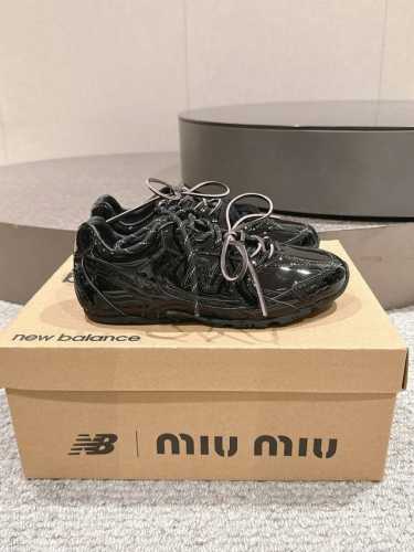 出厂网面 全皮面 超火爆 超绝 缪缪Miumiu+New Balance新百伦联名款 2025新色 阿甘鞋 德训鞋 复古时尚 简约高级 随意搭配 上脚非常轻便舒