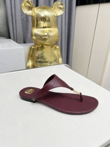 圣罗兰 :红棕色牛皮 码数35-44 42.43.44定做不退换 面料 头层牛皮 羊皮里 这款便鞋风格优雅 穿搭轻松 洋溢清新朝气 灵活演绎百变造型 饰有经典金
