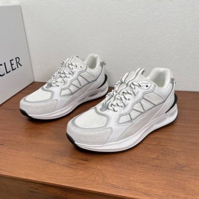 编码： Moncler 蒙口 新款男士运动鞋 这款运动鞋采用织物网眼鞋面拼接绒面牛皮革和光滑小牛皮制成，几何图形撞色拼接设计，侧面饰有醒目标识和M字形织带细节，