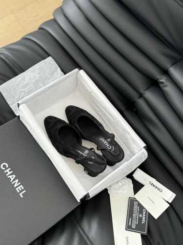 Chanel 经典Slingback后空凉鞋 前几年一直在做这个款 今年我们还是重新购版，再次精细Copy。 发现新版面的鞋面线条和形体舒适度都做了微调！ 这个