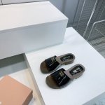 高品质出厂 ！顶级品质Miumiu缪缪 25春夏新品秀场主推 糖果色实木厚底粗跟铆钉拖鞋！ 这一季的秀场木底拖鞋真的超美 高级感十足！上脚非常Nice～ 配上美