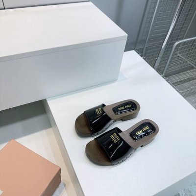 高品质出厂 ！顶级品质Miumiu缪缪 25春夏新品秀场主推 糖果色实木厚底粗跟铆钉拖鞋！ 这一季的秀场木底拖鞋真的超美 高级感十足！上脚非常Nice～ 配上美