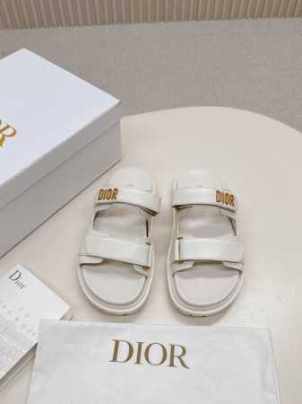 热卖价 Dior经典款凉鞋 这款混种羊皮 Dioract 凉鞋款式时尚。搭配贴合脚型的内底，采用格外轻盈、舒适的皮革制作。鞋面饰带采用魔术贴开合，搭配金色饰面金 - 点击图像关闭