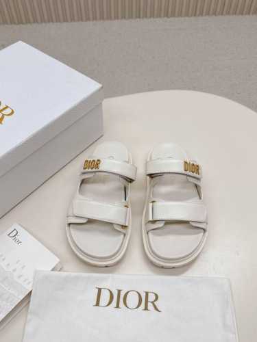 热卖价 Dior经典款凉鞋 这款混种羊皮 Dioract 凉鞋款式时尚。搭配贴合脚型的内底，采用格外轻盈、舒适的皮革制作。鞋面饰带采用魔术贴开合，搭配金色饰面金