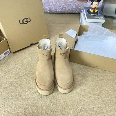 UGG女神必备-厚底松紧鞋上线啦 UGG秋冬新款四叶草厚底鞋上市 颜色：咖啡色，四叶草绿， 经典栗色 黑色 鞋底厚5.5厘米 显高挑更易搭配 翻毛皮的材质 更贴