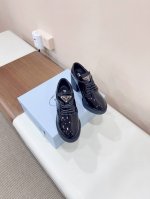 已认证 prad*普拉*Vs最新款厚底休闲单鞋系列 圆头厚底系带乐福单鞋 刘雯众多网红上脚，prad这款松糕厚底鞋今年非常爆，穿上 增高 休闲两不失误，清爽的表