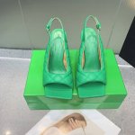 Bottega Venetabv鱼嘴方头凉鞋 面料内部添加高弹舒适海绵 电脑绣花车经典方格 个性舒适而不臃肿 内里选用小羊皮 舒适高端 高跟设计 符合人体工程学