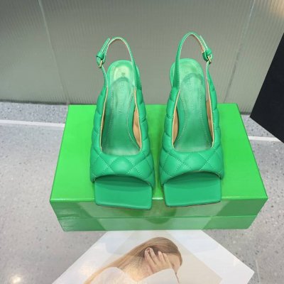 Bottega Venetabv鱼嘴方头凉鞋 面料内部添加高弹舒适海绵 电脑绣花车经典方格 个性舒适而不臃肿 内里选用小羊皮 舒适高端 高跟设计 符合人体工程学