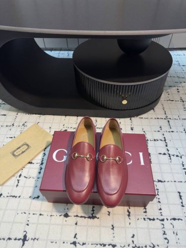 gucci经典款马衔扣乐福鞋 不仅款式经典 而且2025年最新颜色简直太美了 从清新的粉色到经典的黑白 每一款都散发着独特的魅力 让我每天都纠结要穿哪一双出门