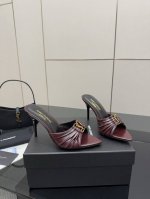 ysl 圣罗兰夏季鱼嘴 高跟新品 走秀款高跟凉鞋 全新春夏系列后带方扣高跟凉鞋 ！ 尖头高跟拖鞋淡淡的夏日里怎么少得了一双仙女鞋 各种小裙子搭配起来 完全不挑脚