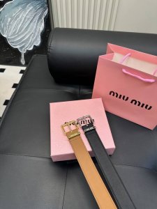 升级版 新款缪缪Miumiu！ ！高版本 腰带 嘿哈 原单牛皮皮带～热门款 皮带里面最火的啦～质量很好 全套包装！五金绝对不褪色 皮带头和专柜一样的哦～ 配礼盒