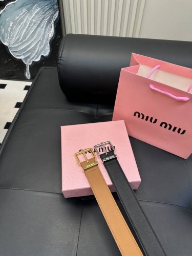 升级版 新款缪缪Miumiu！ ！高版本 腰带 嘿哈 原单牛皮皮带～热门款 皮带里面最火的啦～质量很好 全套包装！五金绝对不褪色 皮带头和专柜一样的哦～ 配礼盒
