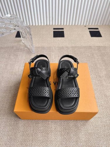 Louis Vuitton 路易威登 Maya Flatform 凉鞋 本款 Maya Flatform 凉鞋选用光滑牛皮革 令宽幅鞋带穿梭于皮革鞋舌之间 再以