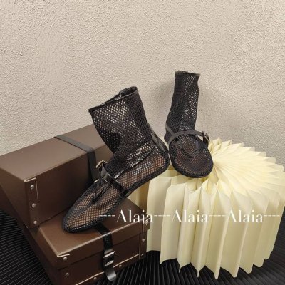 alaia Alaia阿莱亚复古玛丽珍鞋芭蕾舞鞋！满满的少女风、既摩登又复古的味道！非常的简约大气 不管是半身裙、连衣裙还是牛仔裤、它都能成为点睛之笔！法国高端