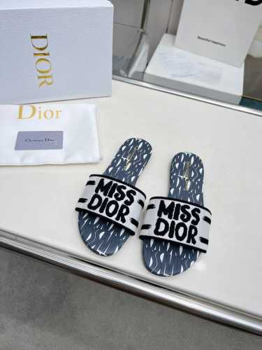 橙子出厂价 迪奥 Miss Dior系列平底拖鞋 字母刺绣logo拼色一字拖鞋 经典上乘美艳力作 dior专柜最火春夏系列 兼备气质 时尚 经典耐看的设计风格