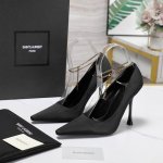 顶级品质 Saint Laurent 圣罗兰细跟单鞋 Ysl姐姐的美丽尤物高跟鞋 又是人间圣罗兰 Rose同款的小方头 高跟鞋化很好修饰脚型，奢华金属链 这几年
