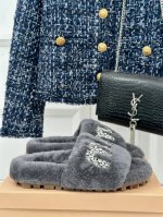 厂价 Miumiu经典秋冬厚底水钻毛毛拖鞋 这季节美鞋太多这款毛拖 真的是让我无法自拔真太可爱了～ 毛茸茸的羊毛是选用欧洲进口a级羊毛 我们做到与原版一致满鞋