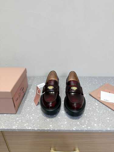 厚底 Miu Miu 24ss 秋冬 一脚蹬 乐福鞋 为你打造纤细大长腿 高级感十足，鞋面中间嵌入 复古又时髦，藏起来这种可爱小心思又甜又酷 鞋型圆润秀气，-点