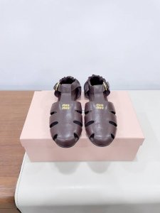 MiuMi* 缪缪 25ss早春新款 走秀新款罗马鞋玛丽珍芭蕾舞鞋官方春夏走秀新款，时髦百搭 即可咸又可甜 一点也不磨脚 无论光脚穿还是搭配袜子穿都超级减龄 超