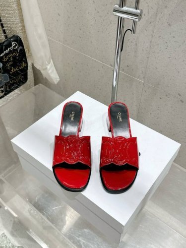 顶级版 Celine 赛琳早春新款春夏新品凯旋门罗马粗跟拖鞋 非常高级的一款凯旋门设计极具品牌辨识度，超级好看百搭，好少女 鞋面：进口漆皮 内里：进口山羊皮 大