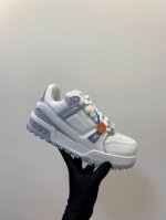 LV Trainer Maxi 小胖丁胖嘟嘟系列面包鞋 巴黎时尚走秀款，进口订制细柔小牛皮，结合粗犷厚实织物鞋带，缤纷原配扣件品牌经典元素，备受瞩目火热面包鞋再