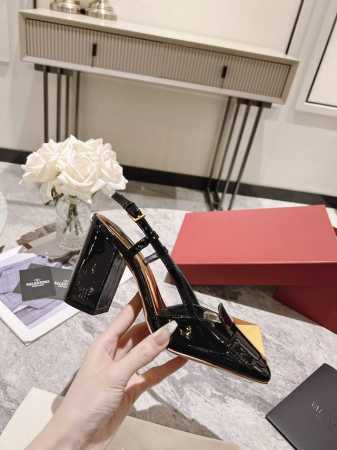 顶级版本 华伦天奴 春夏新款女士5色单鞋 独特的 金字塔 大铆钉五金衬托出满满的高级感，新一季不负期待！ 值得入手★柒皮绝对的上档次原版做法 绝对感性优雅风格 - 点击图像关闭